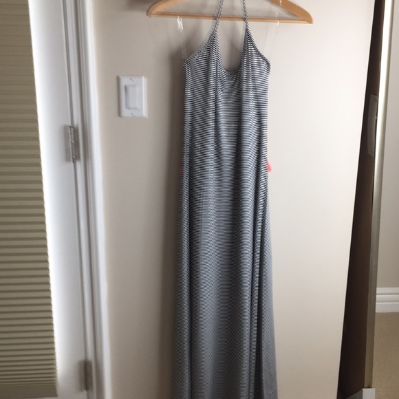 Striped backless maxi dress with bow. - Picture 4 of 7